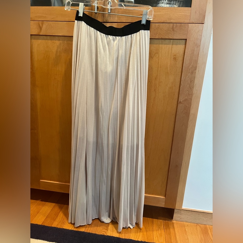 Midi length SUPER SOFT skirt with elastic waistband.